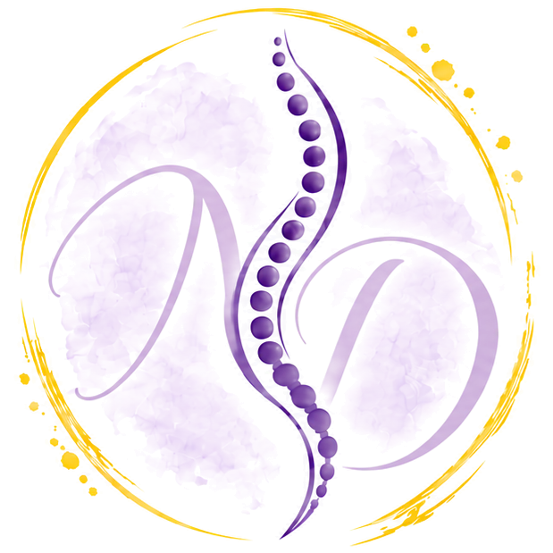 Signet der Praxis: die Initialen N und D mit einer stilisierten Wirbelsäule in einem sonnengelben Kreis